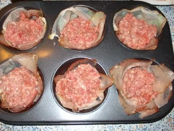 Rezept: Hackmuffins im Speckmantel mit Fetafüllung Bild Nr. 5 Hackmuffins im Speckmantel mit Fetafüllung - Rezept - Bild Nr. 5