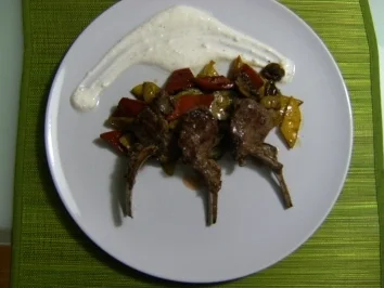 Mediterraner Gemüsesalat mit Lammkoteletts - Rezept