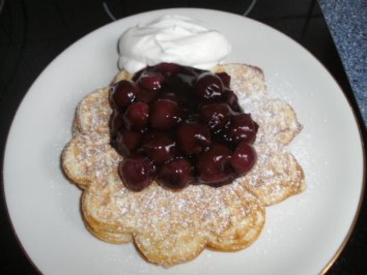 Waffeln mit Sauerkirschen - Rezept mit Bild - kochbar.de