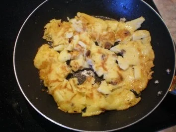 Kaiserschmarn mit Äpfeln, Rosinen und Vanillesoße - Rezept - Bild Nr. 2