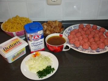 Rezept: Nudeln in Champignonrahm mit Hackbällchen Bild Nr. 2 Nudeln in Champignonrahm mit Hackbällchen - Rezept - Bild Nr. 2