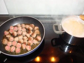 Rezept: Nudeln in Champignonrahm mit Hackbällchen Bild Nr. 3 Nudeln in Champignonrahm mit Hackbällchen - Rezept - Bild Nr. 3