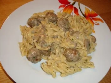 Rezept: Nudeln in Champignonrahm mit Hackbällchen Nudeln in Champignonrahm mit Hackbällchen - Rezept