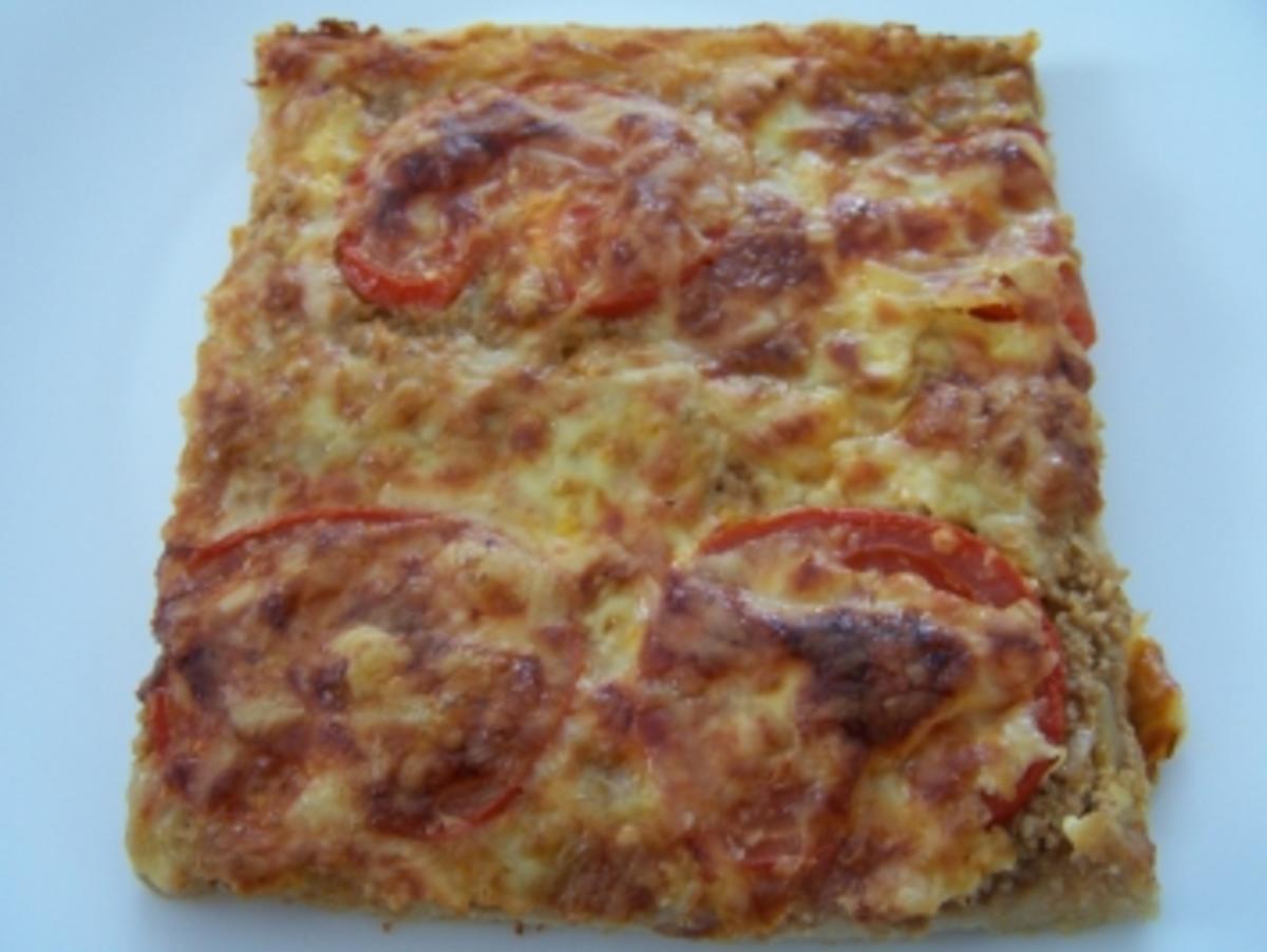 Pizza mit Hackfleisch und Tomaten - Rezept
