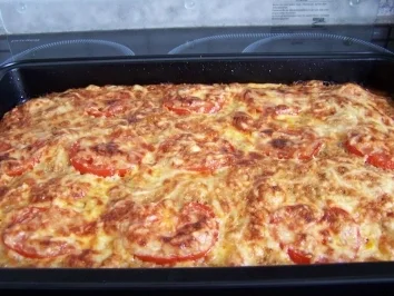 Pizza mit Hackfleisch und Tomaten - Rezept