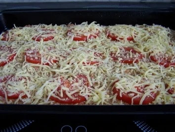 Pizza mit Hackfleisch und Tomaten - Rezept