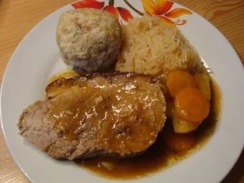Rezept: Schweinebraten mit Semmelknödel und Sauerkraut Schweinebraten mit Semmelknödel und Sauerkraut - Rezept