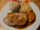 Schweinebraten mit Semmelknödel und Sauerkraut - Rezept