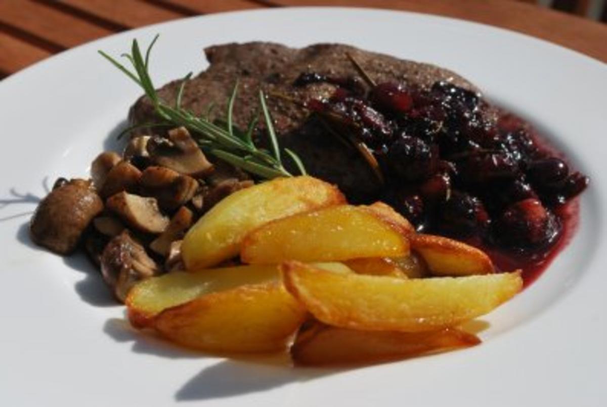 Bilder für Rindersteaks in Heidelbeer-Balsamico-Sauce - Rezept