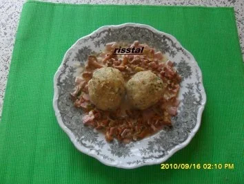 Rezept: Pfifferlinge in Sahnesoße mit Semmelknödeln Pfifferlinge in Sahnesoße mit Semmelknödeln - Rezept