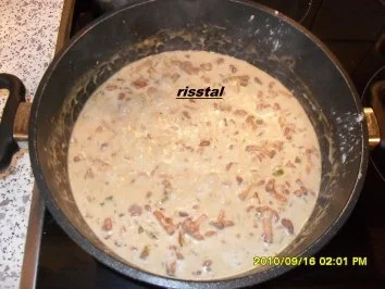 Rezept: Pfifferlinge in Sahnesoße mit Semmelknödeln Bild Nr. 6 Pfifferlinge in Sahnesoße mit Semmelknödeln - Rezept - Bild Nr. 6