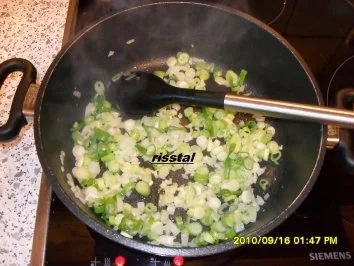 Rezept: Pfifferlinge in Sahnesoße mit Semmelknödeln Bild Nr. 3 Pfifferlinge in Sahnesoße mit Semmelknödeln - Rezept - Bild Nr. 3