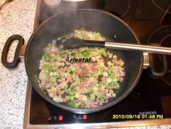 Rezept: Pfifferlinge in Sahnesoße mit Semmelknödeln Bild Nr. 4 Pfifferlinge in Sahnesoße mit Semmelknödeln - Rezept - Bild Nr. 4