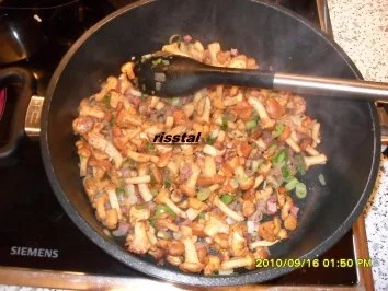 Rezept: Pfifferlinge in Sahnesoße mit Semmelknödeln Bild Nr. 5 Pfifferlinge in Sahnesoße mit Semmelknödeln - Rezept - Bild Nr. 5