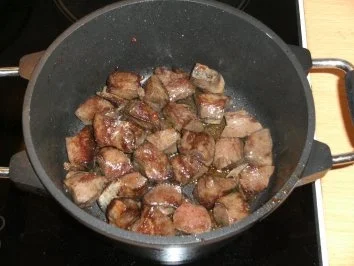 Rezept: Fleisch: Rinderherz-Ragout mit Steinpilzen und Preiselbeeren Bild Nr. 4 Fleisch: Rinderherz-Ragout mit Steinpilzen und Preiselbeeren - Rezept - Bild Nr. 4