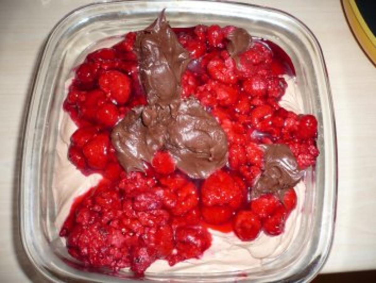 Schokoladiges Quark- Sahne- Dessert mit Himmbeeren und (glutenfreiem) Löffelbisquit - Rezept