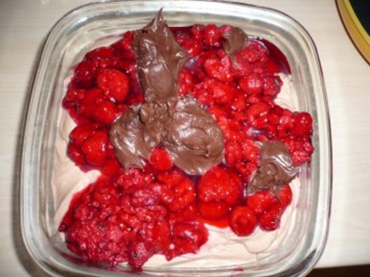 Schokoladiges Quark- Sahne- Dessert mit Himmbeeren und (glutenfreiem ...