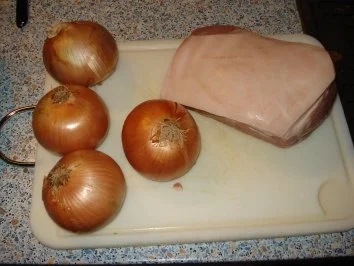 Krustenbraten mit Rotweinzwiebeln - Rezept