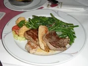 Rezept: Grillteller mit Speckbรถhnchen Grillteller mit Speckbรถhnchen - Rezept