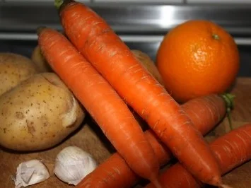 Knusprige Entenbrust mit Knoblauch-Bratkartoffeln und Orangenmöhren - Rezept - Bild Nr. 9