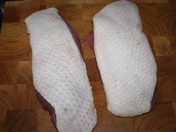 Knusprige Entenbrust mit Knoblauch-Bratkartoffeln und Orangenmöhren - Rezept - Bild Nr. 2