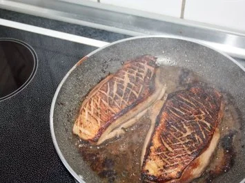 Knusprige Entenbrust mit Knoblauch-Bratkartoffeln und Orangenmöhren - Rezept - Bild Nr. 6