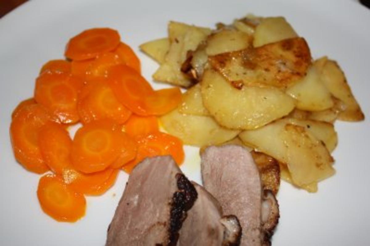 Knusprige Entenbrust mit Knoblauch-Bratkartoffeln und Orangenmöhren - Rezept