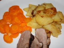 Knusprige Entenbrust mit Knoblauch-Bratkartoffeln und Orangenmöhren - Rezept