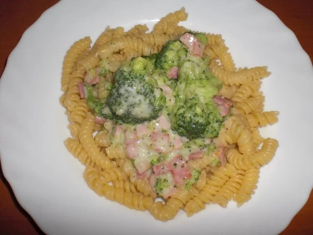 Rezept: Nudeln mit Broccoli-Schinken-Soße Bild Nr. 2 Nudeln mit Broccoli-Schinken-Soße - Rezept - Bild Nr. 2