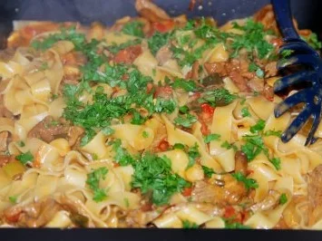 Papardelle in tomatisiertem Pilz-Safranrahm und Rinderstreifen - Rezept