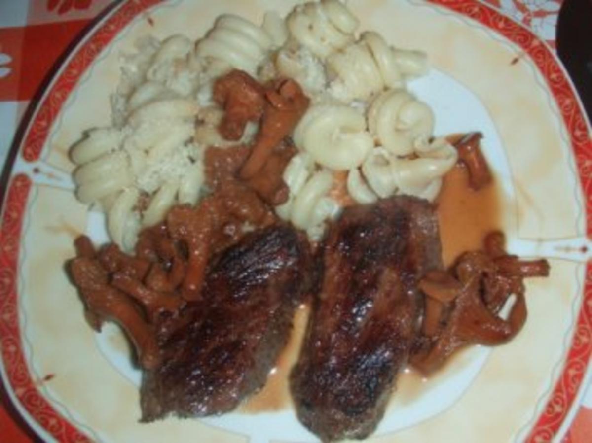 Hirschfilets mit frischen Pfifferlingen, Teigwaren und Salat - Rezept