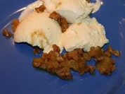 Karamell Nüsse und Pflaume für Vanille Eis - Rezept