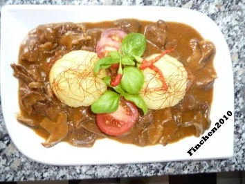 Rindergulasch in Burgunder-Steinpilzsauce an Klössen zu sahnigem Bohnensalat - Rezept