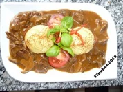 Rezept: Rindergulasch in Burgunder-Steinpilzsauce an Klรถssen zu sahnigem Bohnensalat Rindergulasch in Burgunder-Steinpilzsauce an Klรถssen zu sahnigem Bohnensalat - Rezept