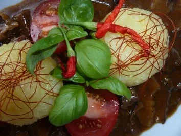 Rindergulasch in Burgunder-Steinpilzsauce an Klössen zu sahnigem Bohnensalat - Rezept - Bild Nr. 2