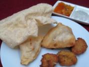 Rezept: Pakoras und Samosas, dazu Pickles, Chutney, Minzsoße und Papadam Pakoras und Samosas, dazu Pickles, Chutney, Minzsoße und Papadam - Rezept