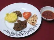 Rezept: Rindergulasch in Spinat-Vindalho und Tandoori-Hรคhnchen an Basmatireis Rindergulasch in Spinat-Vindalho und Tandoori-Hรคhnchen an Basmatireis - Rezept