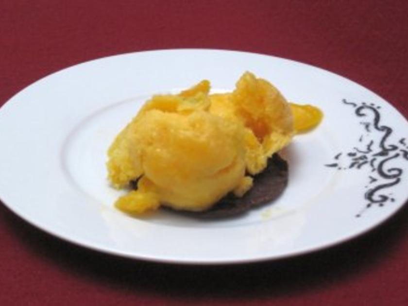 Mango-Limetten-Eis mit Schoko-Minz-Taler - Rezept - kochbar.de