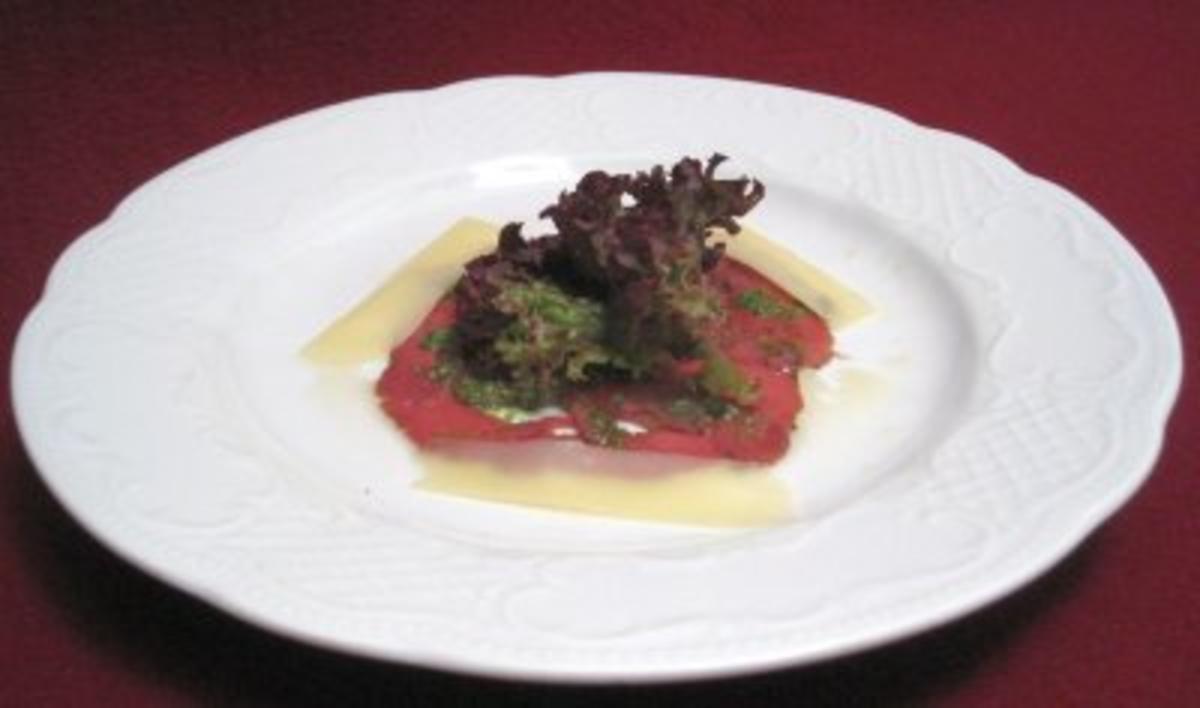 Hirschcarpaccio mit Petersilienpesto an Salat und Bergkäseplättchen - Rezept