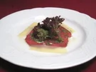 Hirschcarpaccio mit Petersilienpesto an Salat und Bergkäseplättchen - Rezept