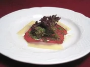 Hirschcarpaccio mit Petersilienpesto an Salat und Bergkäseplättchen - Rezept