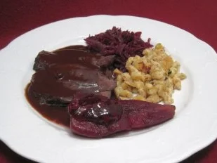 Gamsbraten in Rotweinsoße mit Nussspätzle, Apfel-Rotkraut und Preiselbeerbirne - Rezept