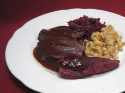 Gamsbraten in Rotweinsoße mit Nussspätzle, Apfel-Rotkraut und Preiselbeerbirne - Rezept