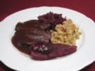 Gamsbraten in Rotweinsoße mit Nussspätzle, Apfel-Rotkraut und Preiselbeerbirne - Rezept