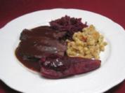 Gamsbraten in Rotweinsoße mit Nussspätzle, Apfel-Rotkraut und Preiselbeerbirne - Rezept