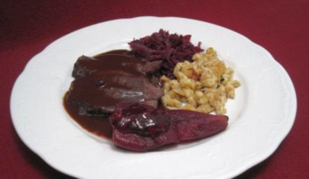 Gamsbraten in Rotweinsoße mit Nussspätzle, Apfel-Rotkraut und Preiselbeerbirne