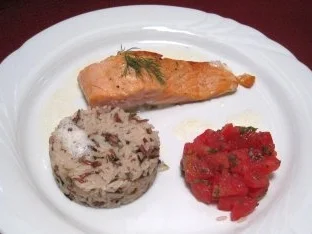 Lachsfilet  mit Wildreis an Tomatensugo und Weinschaum - Rezept