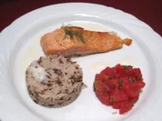 Lachsfilet  mit Wildreis an Tomatensugo und Weinschaum - Rezept