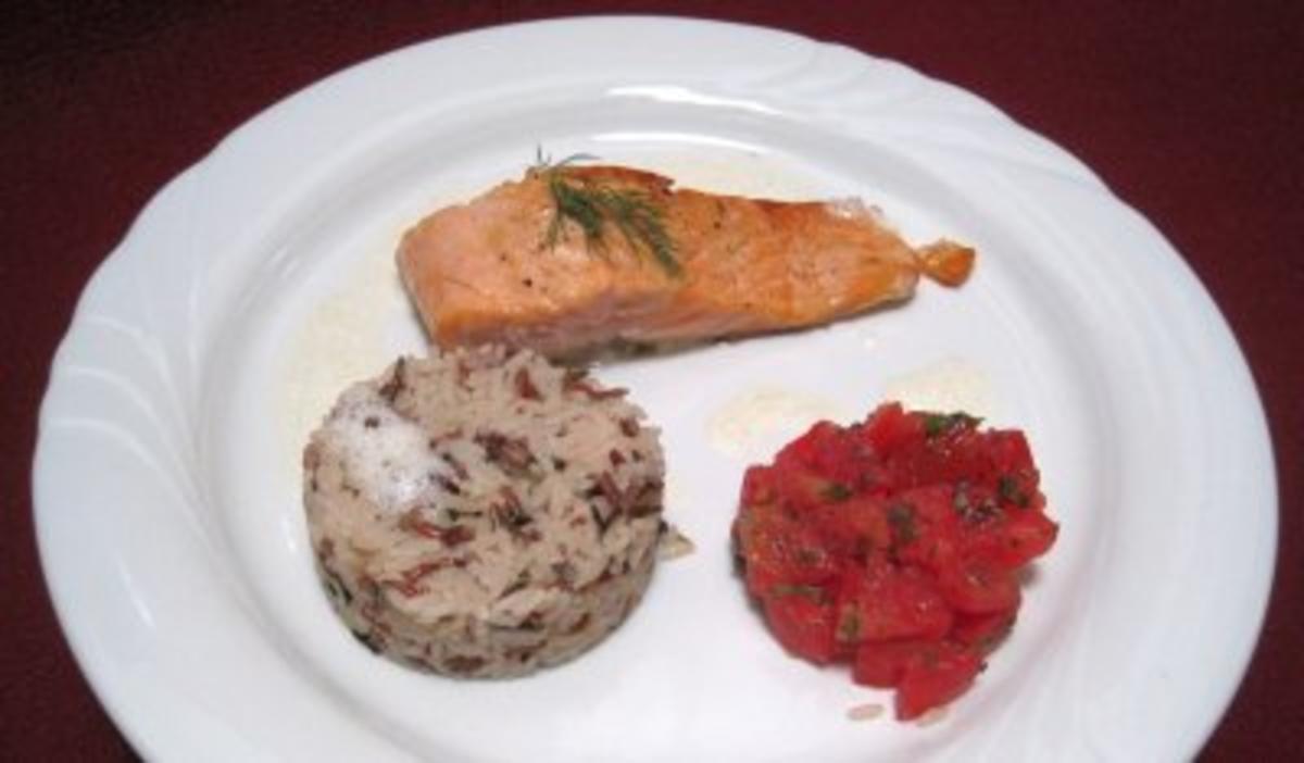 Bilder für Lachsfilet mit Wildreis an Tomatensugo und Weinschaum - Rezept