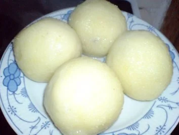 Halbseidene Klöße - zu Zwiebelhaxe mit Rotkraut - Rezept - Bild Nr. 2